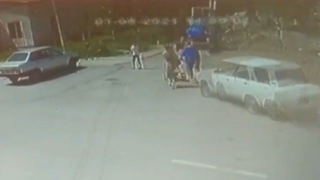 [動画0:30] 赤ちゃんと母親が車にはね飛ばされる！カメラに映った衝撃の瞬間