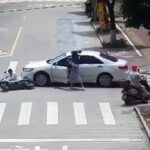 [動画0:43] 女性ドライバー、事故でパニックになった結果・・・