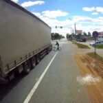 [動画1:10] 午前中から泥酔する男、自転車でトラックと衝突