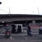 [動画0:57] 横転したトラックがスクーターに迫る！