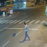 [動画0:57] これは迷惑、道路に置かれたブロックでバイクが吹っ飛ぶ