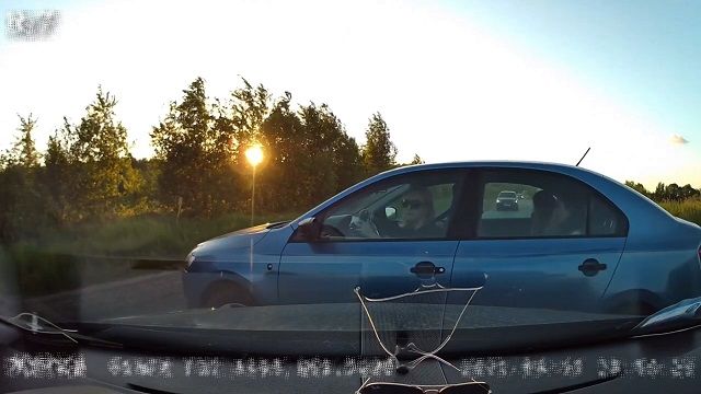 [動画0:14] 女性ドライバー、方向変換しようとしてトラックと接触