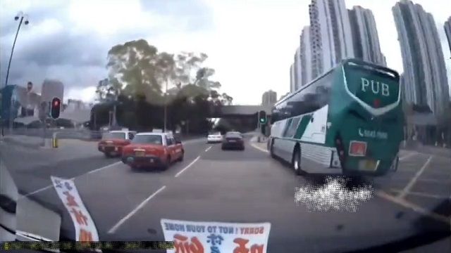 [動画1:17] スクールバスが暴走、激しく衝突する事故に