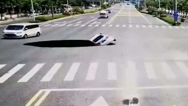 [動画0:36] 中国の道路が陥没、車が転落する事故に