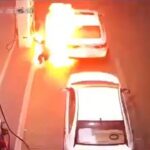 [動画0:53] ガソリンスタンドで火災、スタッフが炎に包まれる