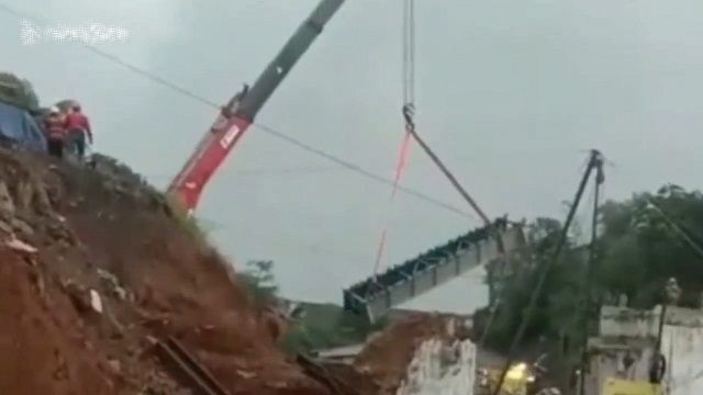 [動画0:33] 鉄道工事中、クレーンが倒れる