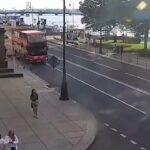 [動画0:31] ローラースケートの女の子、道路に飛び出し二階建てバスに轢かれる