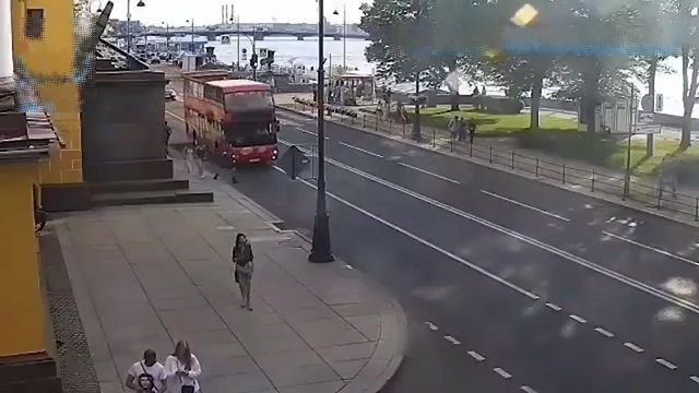[動画0:31] ローラースケートの女の子、道路に飛び出し二階建てバスに轢かれる