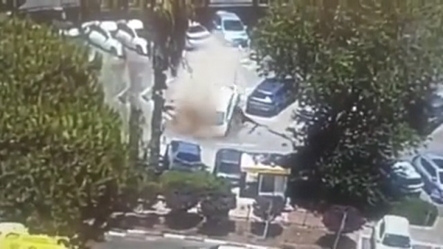 [動画0:24] エルサレムの駐車場に巨大な穴・・・、怖すぎ・・・