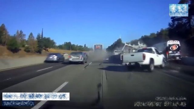 [動画0:35] 高速道路で追突事故、5人が負傷する多重事故に