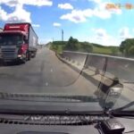 [動画0:58] センターラインを越えて暴走するトラック、対向車と衝突