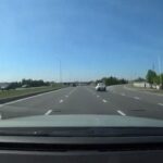 [動画0:20] 猛スピードの車、道路を飛び出しフェンスを破壊