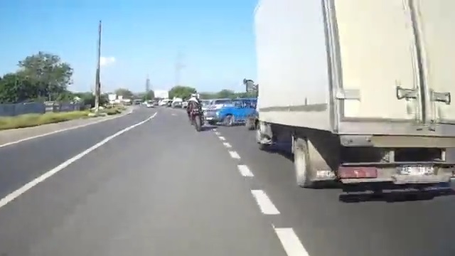 [動画0:38] 渋滞を追い越していくライダー、倒される