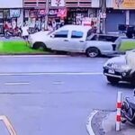 [動画1:04] 制御を失った2台の車、道路を横断する女性に迫る