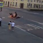 [動画0:23] バイク同士の交差点事故、ライダーが吹っ飛ぶ