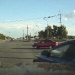 [動画0:12] 猛スピードで交差点に突っ込み衝突・・・