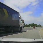 [動画0:50] サイクリスト、後続の大型トラックにはねられる