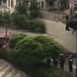 [動画0:57] ダンプトラックが坂道を暴走！病院駐車場に突っ込む