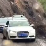 [動画0:30] 山道を走る車、真横の斜面が崩れ始める・・・