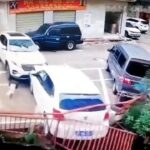 [動画0:44] 女性ドライバー、暴走して車を突き落とす