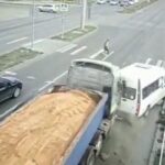 [動画0:31] 暴走するトラック、信号待ちのミニバスに激しく衝突
