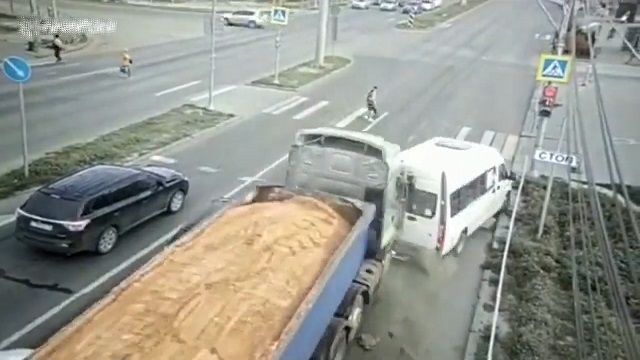 [動画0:31] 暴走するトラック、信号待ちのミニバスに激しく衝突