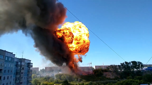 [動画5:18] ガソリンスタンド大爆発・・・！