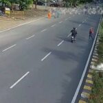 [動画0:41] 交通量の多い道路を横断する女性、バイクにはね飛ばされる・・・