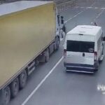 [動画0:15] 歩行者が渡る横断歩道、停止したトラックにダンプトラックが追突！