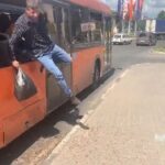 [動画0:50] ロシア人、窓ガラスを割ってバスを下車する