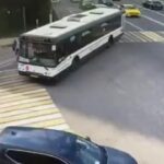 [動画0:08] バスに巻き込まれた少女、人生最後の数秒