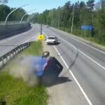 [動画1:09] 突然動き出したパトカーに車が衝突、横転する