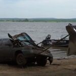 [動画4:23] 7年前に川に沈んだ車を発見！車内からは遺骨が発見される