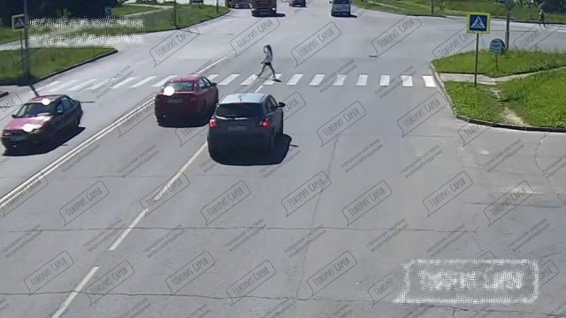 [動画0:19] 横断歩道で停止しない車、女性をはねてしまう・・・