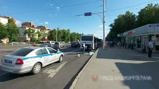 [動画0:59] 停留所を出発するバス、女性を轢いてしまう