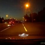 [動画0:22] 猛スピードのバイク、車線変更してきた車に火花を散らして追突