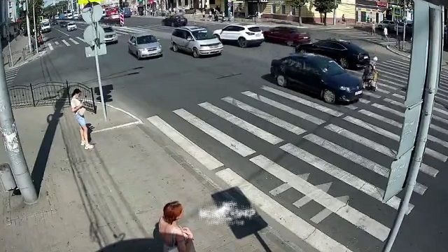 [動画0:39] 信号無視で道路を横断する老女を見ていたら・・・