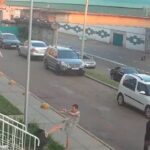 [動画1:09] ロシアの少年、ゴミ箱に負ける
