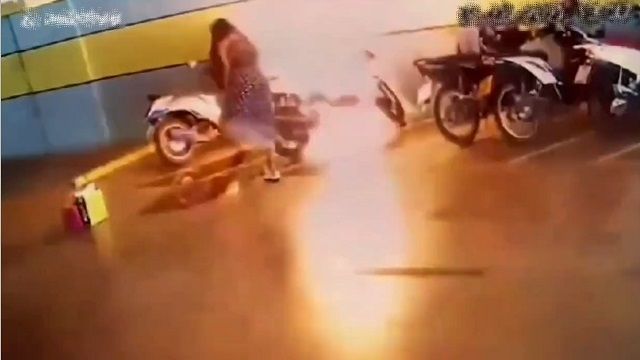 [動画3:19] タイの有名校で放火！バイクが炎上する