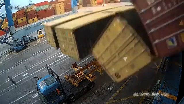 [動画0:30] コンテナが落下・・・！トラックに直撃する