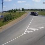 [動画0:25] ラウンドアバウトを走るトラック、巨大な落とし物