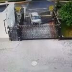 [動画0:41] ロシア大使館、車で突っ込まれる