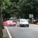 [動画0:53] フェラーリ488ピスタ、駐車場から出てきた車と衝突・・・