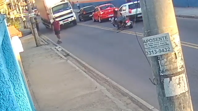 [動画0:42] 立ちゴケしたバイク、トラックに轢かれる