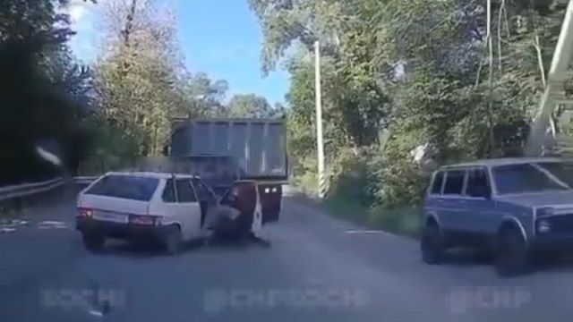 [動画0:36] 坂を落ちてくるダンプトラック、逃げる男が轢かれそうになる