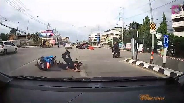 [動画3:09] 2人乗りバイク、車と接触して道路の真ん中で転倒