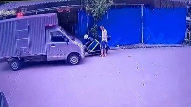 [動画0:35] 道路脇で携帯電話を見ていた男性、踏んだり蹴ったり