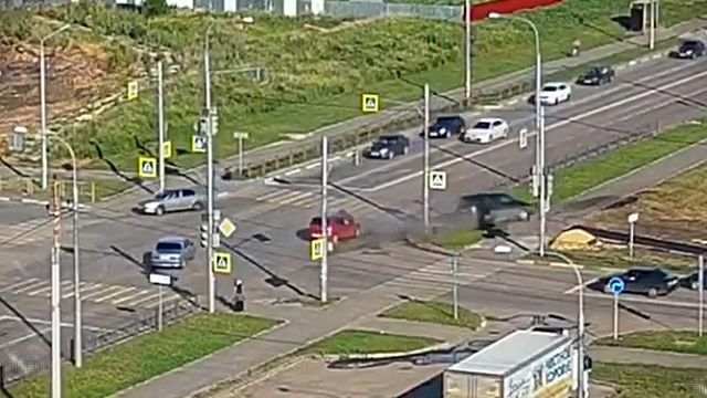 [動画1:21] 交差点で左折車と直進車が激しく衝突