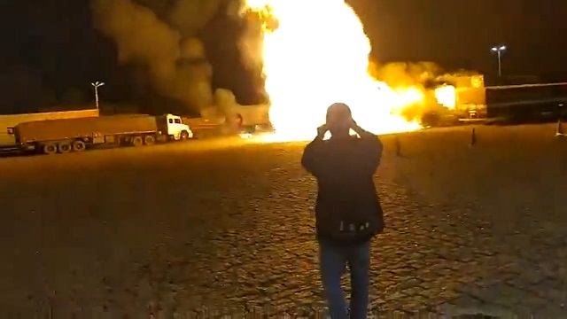 [動画2:19] タンクローリーが燃えてる！撮影！撮影！→大爆発