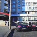 [動画0:22] 女性が乗る電動キックボード、正面衝突して入院